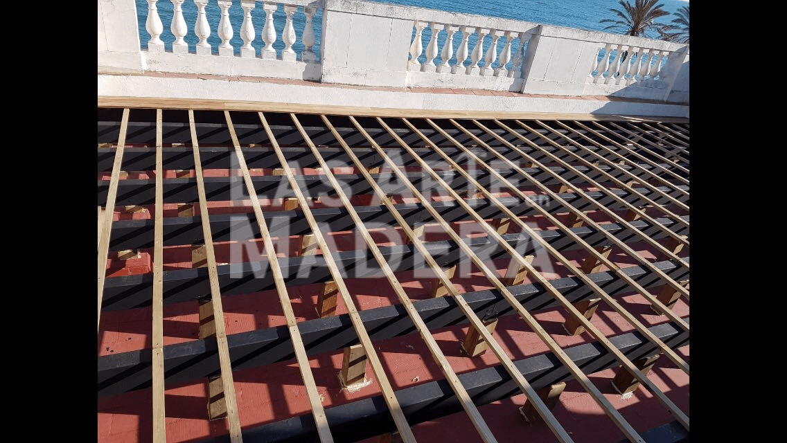 Antes de colocar tarimas de madera en ático